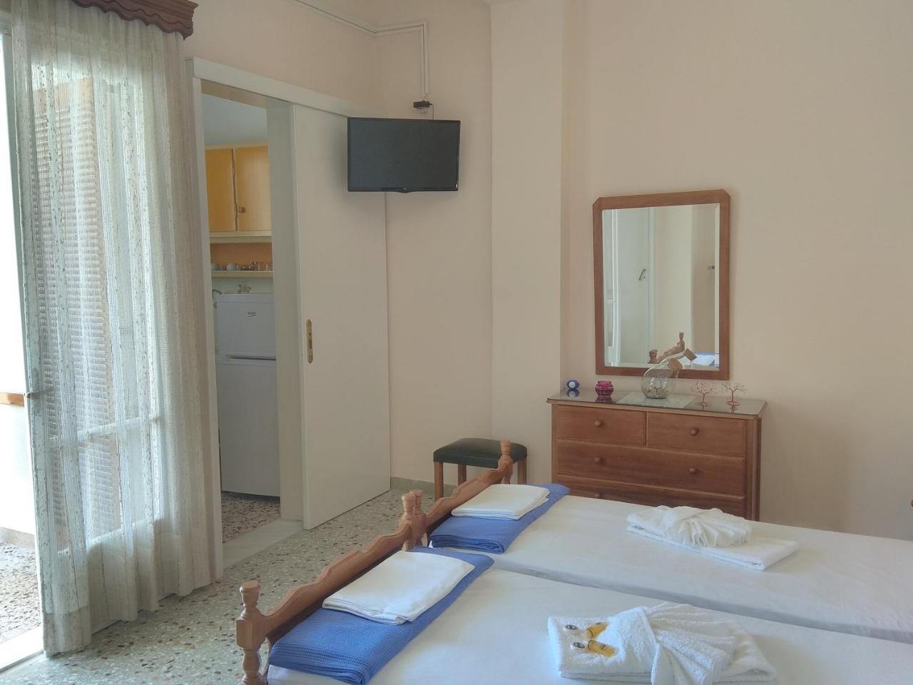 Finikas Rooms Agia Marina  ภายนอก รูปภาพ