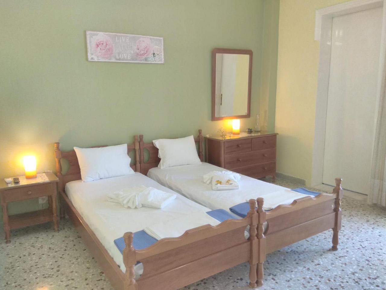 Finikas Rooms Agia Marina  ภายนอก รูปภาพ